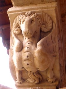 Salamanca - Convento de las Dueñas, capiteles del claustro renacentista 13