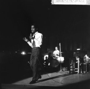 Sammy Davis Jr tijdens optreden in theater Carre, Bestanddeelnr 916-2030