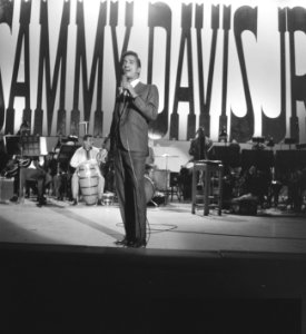 Sammy Davis Jr tijdens optreden in theater Carre, Bestanddeelnr 916-2027