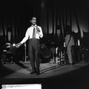 Sammy Davis Jr tijdens optreden in theater Carre, Bestanddeelnr 916-2033