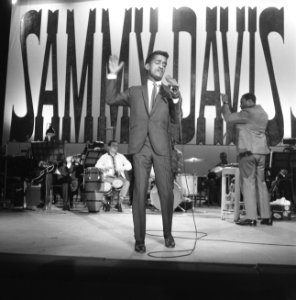 Sammy Davis Jr tijdens optreden in theater Carre, Bestanddeelnr 916-2028