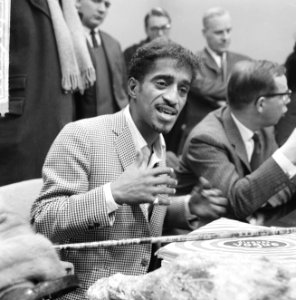 Sammy Davis jr in Nederland, tijdens persconferentie op Schiphol, Sammy Davis , , Bestanddeelnr 916-1967