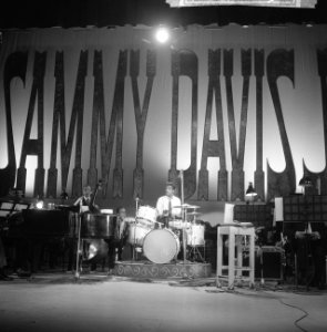 Sammy Davis Jr tijdens optreden in theater Carre, Bestanddeelnr 916-2023
