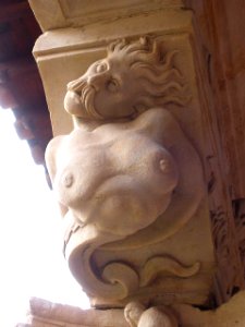 Salamanca - Convento de las Dueñas, capiteles del claustro renacentista 01