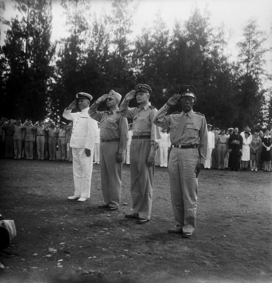 Saluerende officieren. Vlnr. marine-officier, generaal-majoor M.R. de Bruijne (B, Bestanddeelnr 11009
