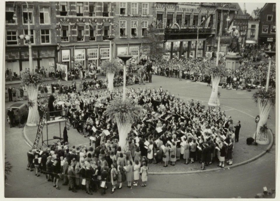 Samenzang op de Grote Markt tijdens de Bloemenweek op 5 augustus 1947