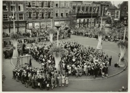 Samenzang op de Grote Markt tijdens de Bloemenweek op 5 augustus 1947