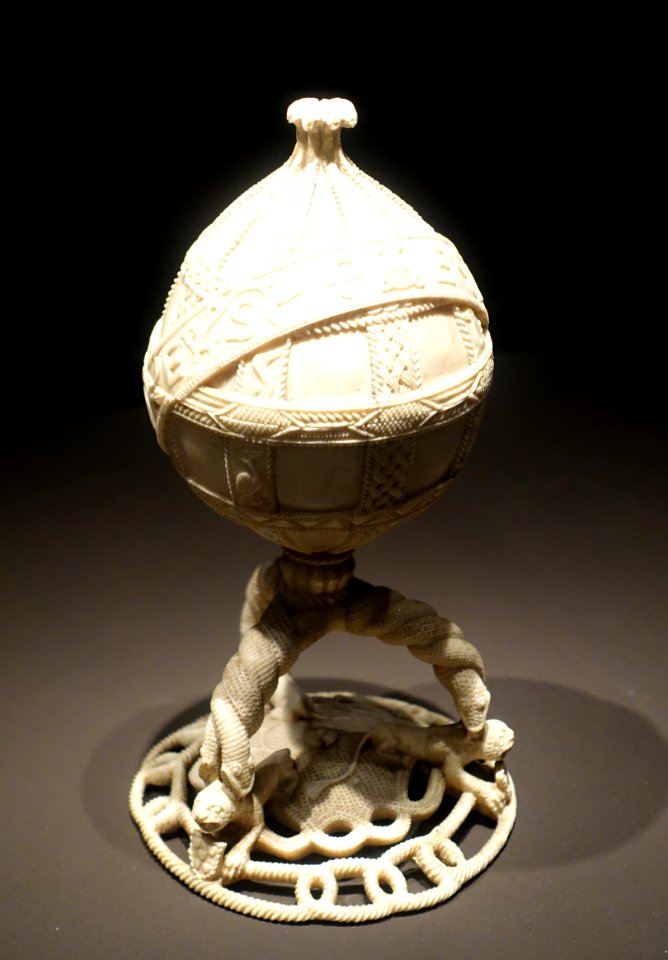 Salt vessel with globe, Sierra Leone, Sapi Kingdom, 15th or 16th century AD, ivory - Ethnological Museum, Berlin - DSC02198