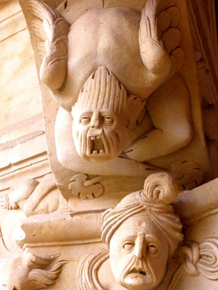 Salamanca - Convento de las Dueñas, capiteles del claustro renacentista 12