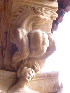 Salamanca - Convento de las Dueñas, capiteles del claustro renacentista 02