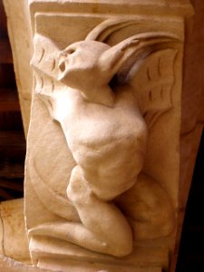 Salamanca - Convento de las Dueñas, capiteles del claustro renacentista 10