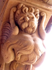 Salamanca - Convento de las Dueñas, capiteles del claustro renacentista 19