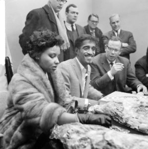 Sammy Davis jr in Nederland, tijdens persconferentie op Schiphol, Sammy Davis , , Bestanddeelnr 916-1964