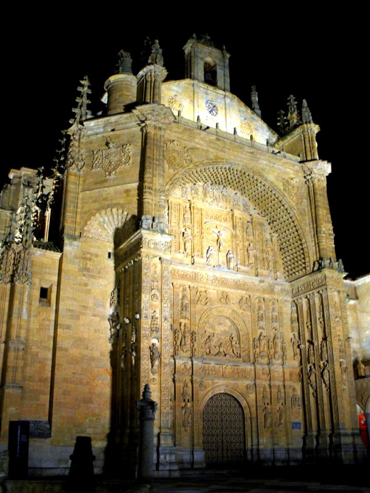 Salamanca - Convento de San Esteban, fachada occidental, nocturno 2