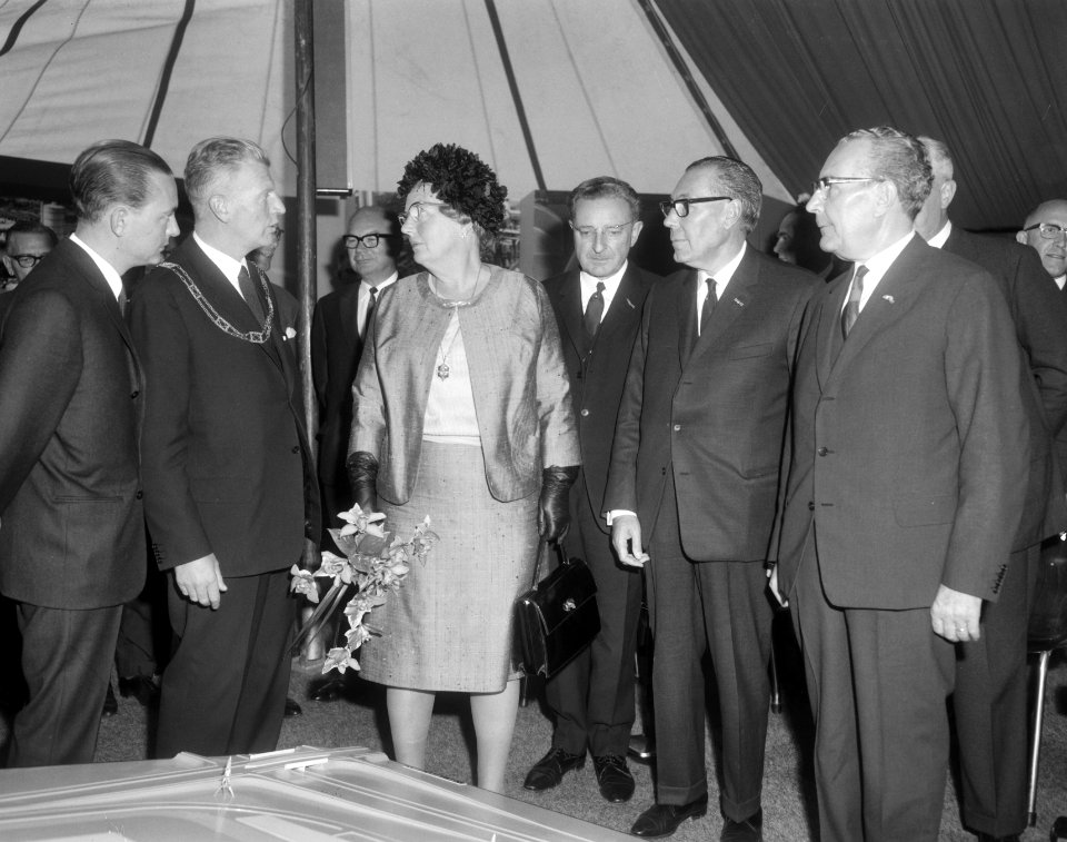 Samen met enige hoogwaardigheids bekleders bekijkt koningin Juliana de maquette , Bestanddeelnr 919-5609