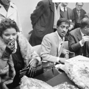 Sammy Davis jr in Nederland, tijdens persconferentie op Schiphol, Sammy Davis , , Bestanddeelnr 916-1963