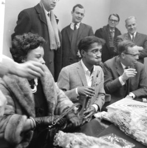 Sammy Davis jr in Nederland, tijdens persconferentie op Schiphol, Sammy Davis , , Bestanddeelnr 916-1966