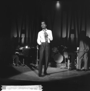 Sammy Davis Jr tijdens optreden in theater Carre, Bestanddeelnr 916-2032