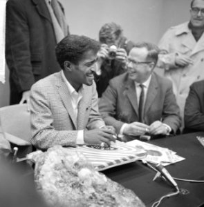 Sammy Davis jr in Nederland, tijdens persconferentie op Schiphol, Sammy Davis , , Bestanddeelnr 916-1960