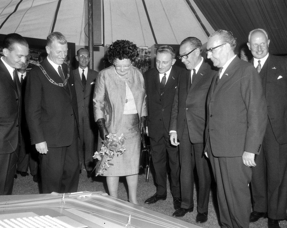 Samen met enige hoogwaardigheids bekleders bekijkt koningin Juliana de maquette , Bestanddeelnr 919-5610