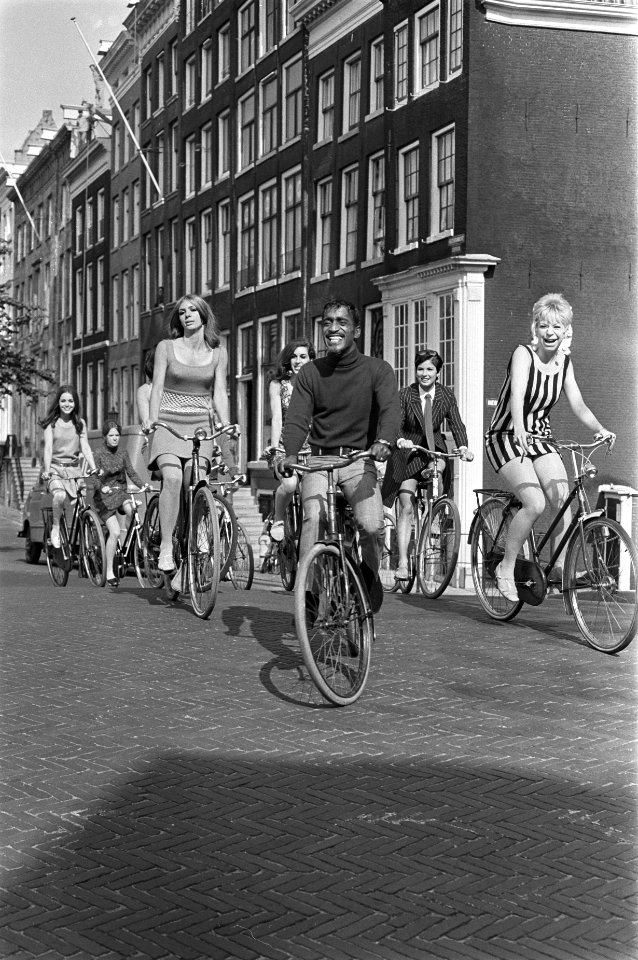 Sammy Davis jr. in Amsterdam op de fiets, Bestanddeelnr 920-3594