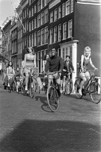 Sammy Davis jr. in Amsterdam op de fiets, Bestanddeelnr 920-3594