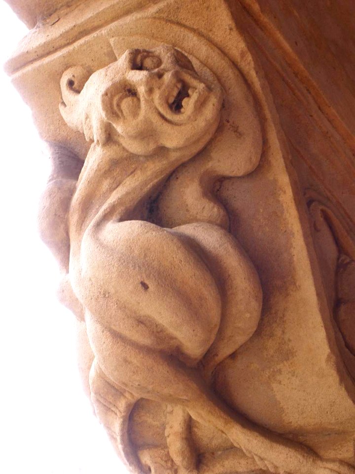 Salamanca - Convento de las Dueñas, capiteles del claustro renacentista 09