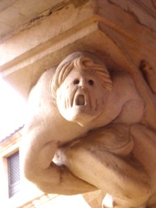Salamanca - Convento de las Dueñas, capiteles del claustro renacentista 17