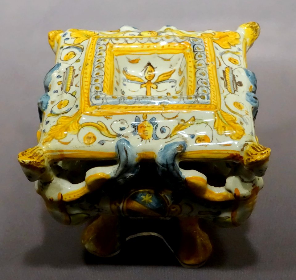Salt container, Italy, Deruta, early 1600s, maiolica - Museum of Anthropology, University of British Columbia - DSC09005