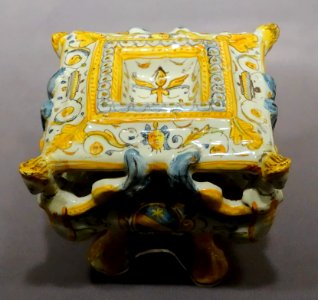 Salt container, Italy, Deruta, early 1600s, maiolica - Museum of Anthropology, University of British Columbia - DSC09005