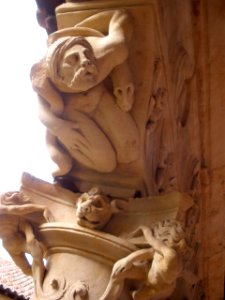 Salamanca - Convento de las Dueñas, capiteles del claustro renacentista 03