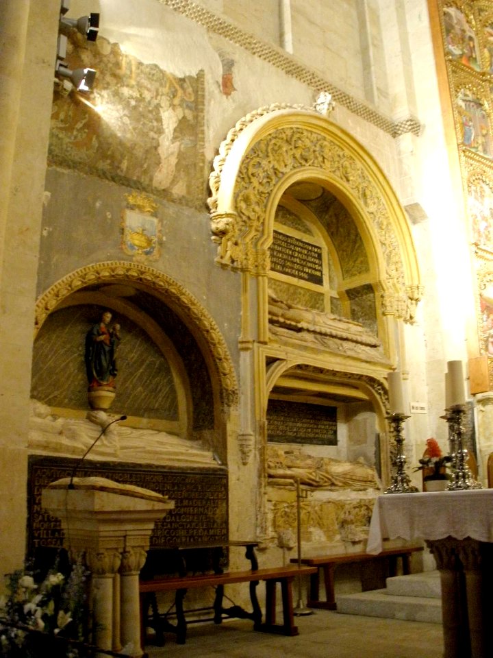 Salamanca - Catedral Vieja, sepulcros del transepto sur 09