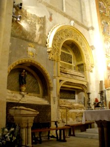 Salamanca - Catedral Vieja, sepulcros del transepto sur 09