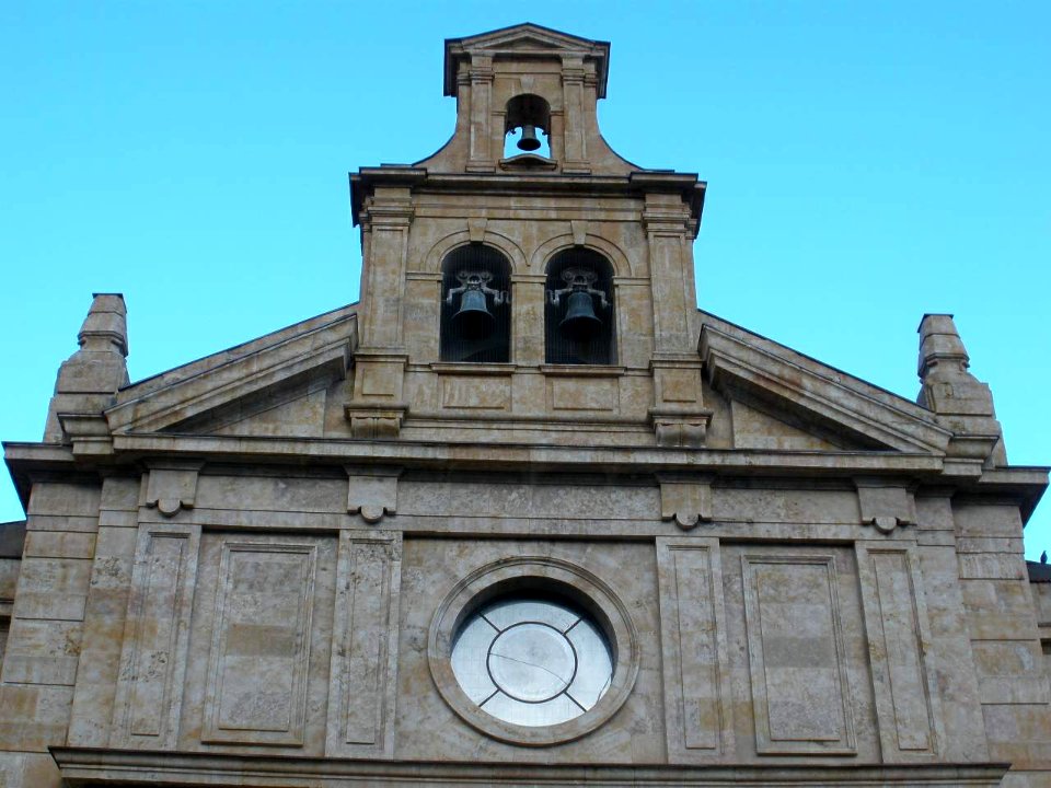 Salamanca - Iglesia de San Isidro (Colegio de las Esclavas del Sagrado Corazón de Jesús, o Esclavas del Rollo) 3