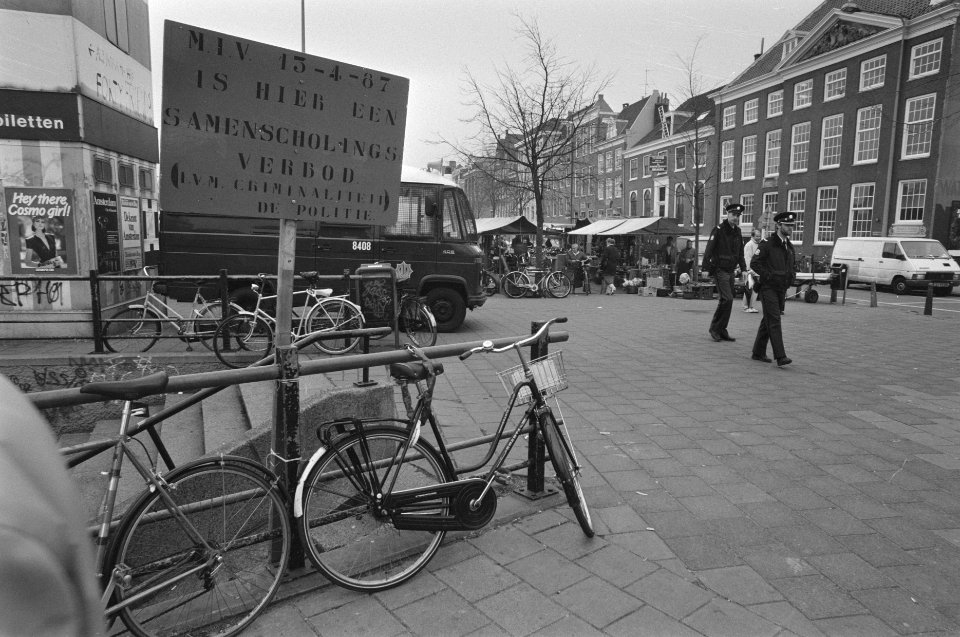 Samenscholingsverbod op kop Waterlooplein in Amsterdam, Bestanddeelnr 933-9524