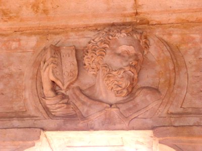 Salamanca - Convento de las Dueñas, medallones del claustro 1