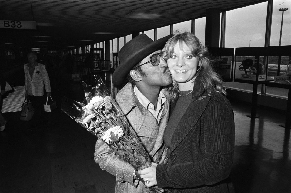 Sammy Davis junior op Schiphol, zoent fan, Bestanddeelnr 928-7744