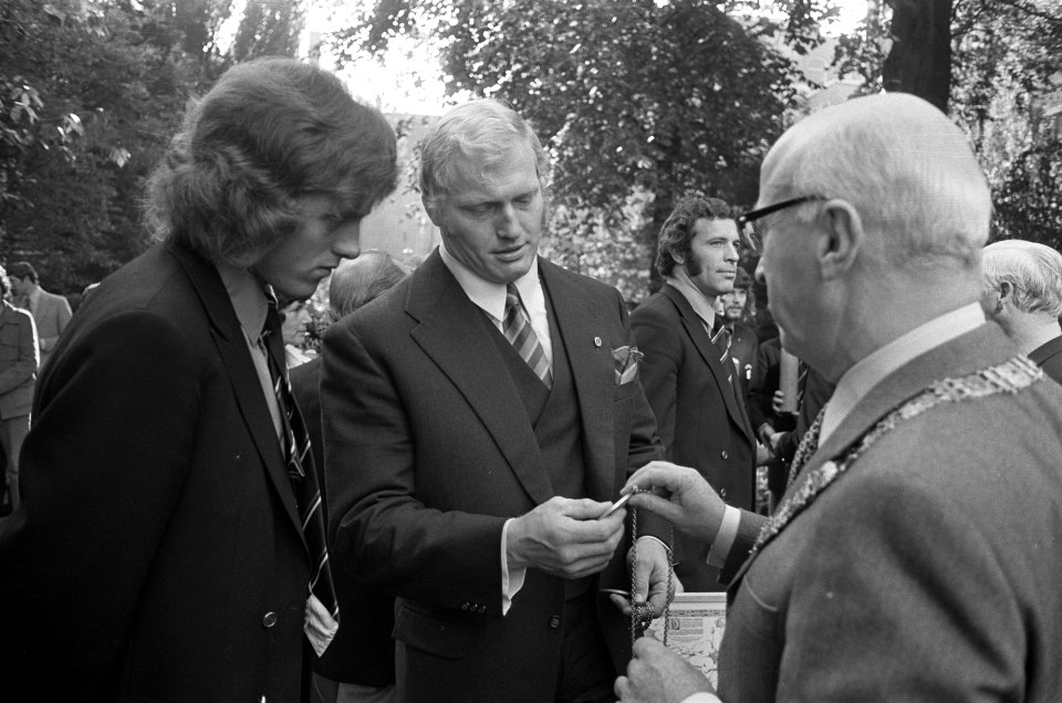 Samkalden ontvangt Olympische ploeg en Ajax, Samkalden en Arie Haan bekijken med, Bestanddeelnr 925-9349