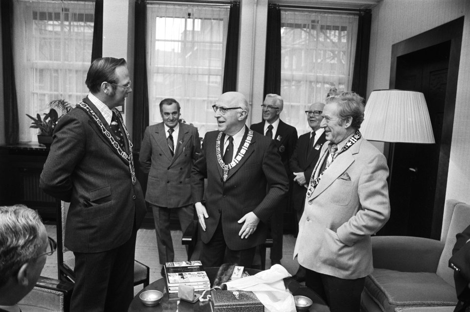 Samkalden ontvangt delegaties Canadese IJshockeyveteranen op stadhuis Amsterdam, Bestanddeelnr 928-4681