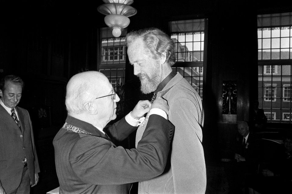 Samkalden speldt Koninklijke onderscheidingen op aan Erik de Vries, Bestanddeelnr 929-1508