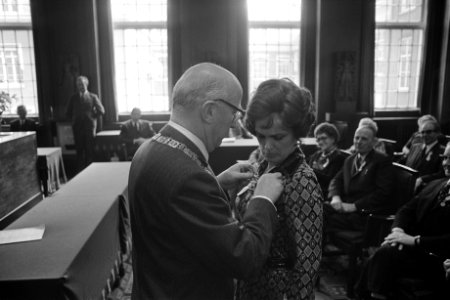 Samkalden reikt lintjes uit, mevrouw Cora Canne Meyer, Bestanddeelnr 926-3723