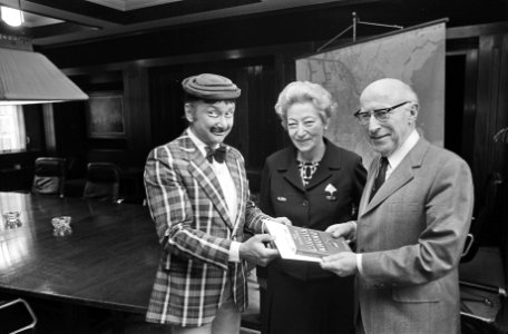 Samkalden ontvangt een boek over Circus Krone uit handen van directrice mevrouw , Bestanddeelnr 928-0305