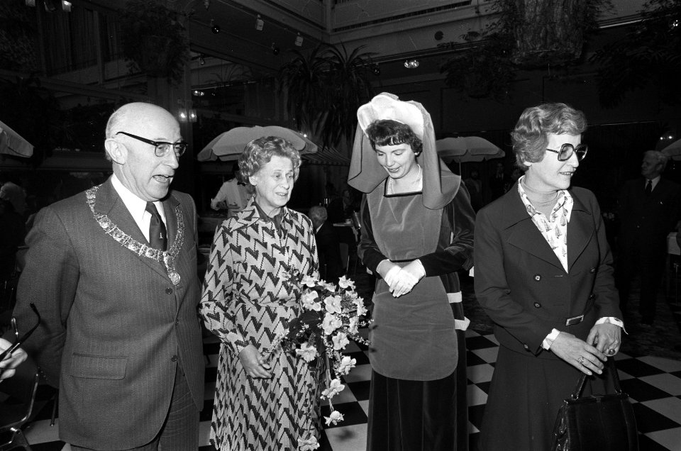 Samkalden ontvangt bloembollen van de Keukenhof ivm 700 jaar Amsterdam vln, Bestanddeelnr 927-8263