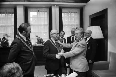 Samkalden ontvangt delegaties Canadese IJshockeyveteranen op stadhuis Amsterdam, Bestanddeelnr 928-4678