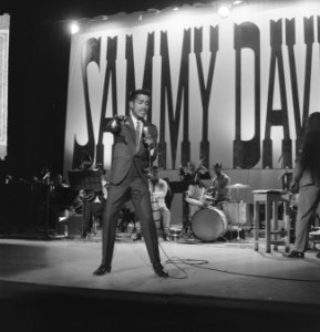 Sammy Davis Jr tijdens optreden in theater Carre, Bestanddeelnr 916-2042