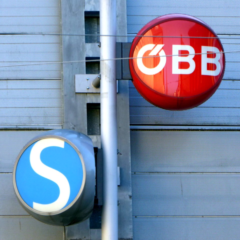 Salzburg-Mülln, Zeichen der S-Bahn und der ÖBB, 1