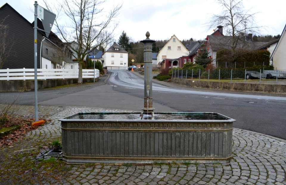 Salzburg (Westerwald), Brunnen, Köln-Leipziger-Straße, Abzweigung Brunnen- und Poststraße