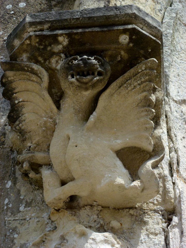 Saint-Léger-de-Rôtes (Eure, Fr) portail St.Léger, detail sculpture à gauche