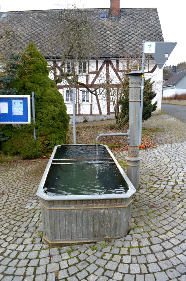 Salzburg (Westerwald), Brunnen, Köln-Leipziger-Straße, Abzweigung Brunnen- und Poststraße (1)