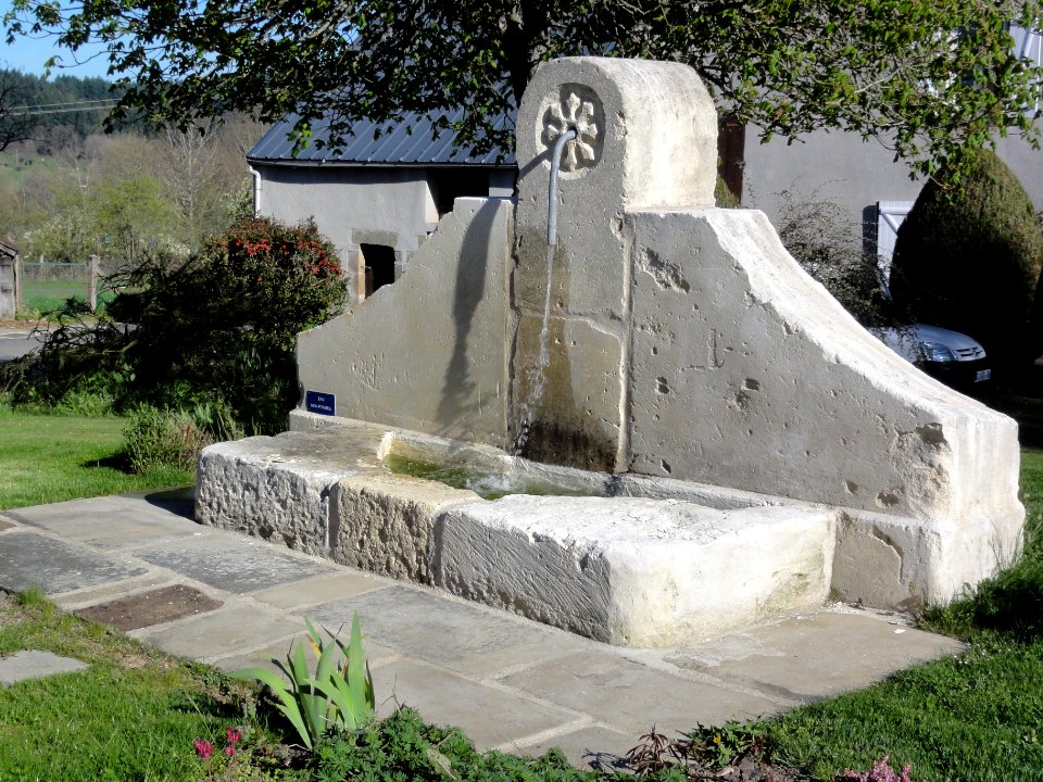 Saint-Julien-la-Geneste (Puy-de-Dôme) fontaine